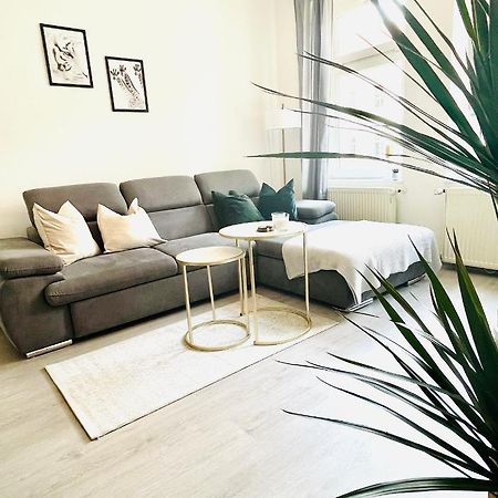 Renoviertes Apartment in zentraler Lage - WLAN, Netflix, Küche und Queensize-Bett für 4 Gäste Érfurt Exterior foto