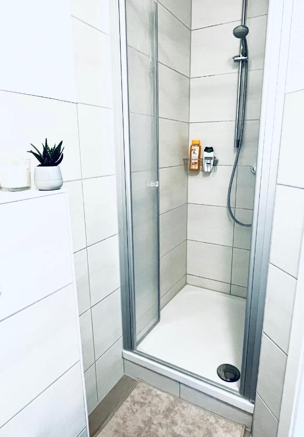 Renoviertes Apartment in zentraler Lage - WLAN, Netflix, Küche und Queensize-Bett für 4 Gäste Érfurt Exterior foto