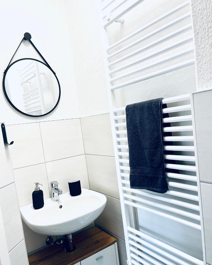 Renoviertes Apartment in zentraler Lage - WLAN, Netflix, Küche und Queensize-Bett für 4 Gäste Érfurt Exterior foto